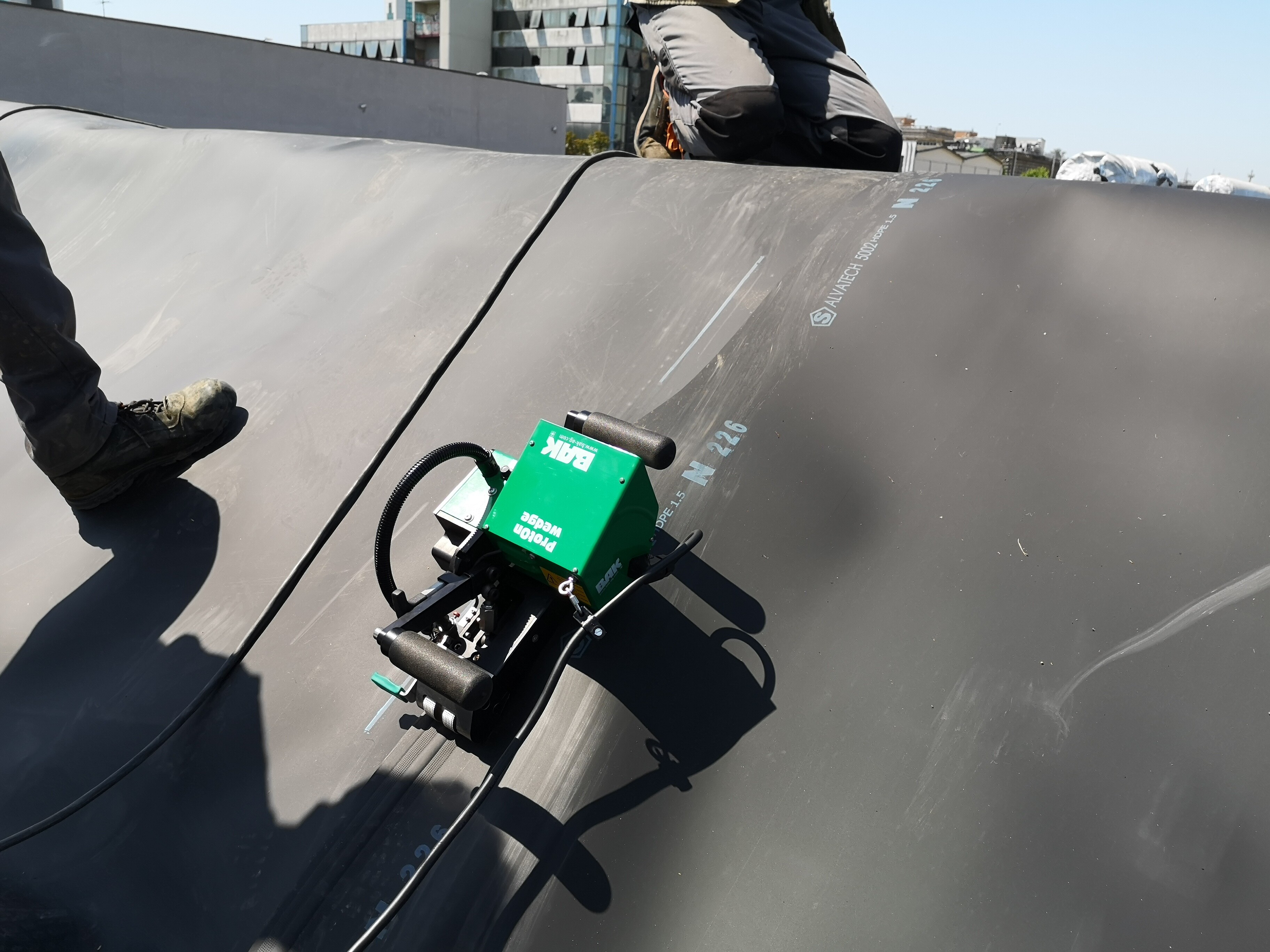 Termosudare geomembrana HDPE cu Proton Wedge taluz