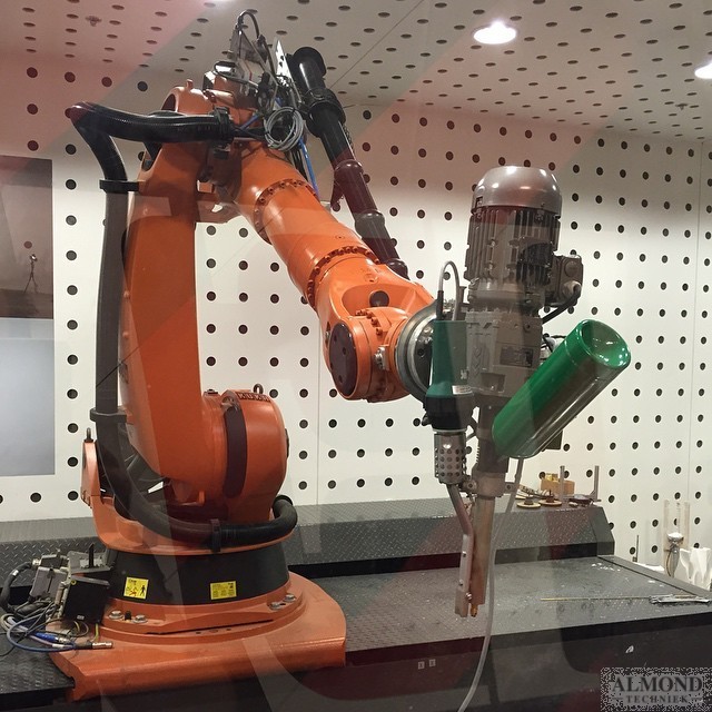 extruder industrial exon 8 montat pe brat robotizat
